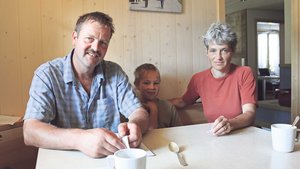 Am Frühstückstisch auf dem Schwand erzählen Erika und Hans Gerber, welche Spuren das Unwetter im Juli vergangenen Jahres hinterlassen hat. Sohn Hansueli hört aufmerksam zu. (Bilder Simone Barth)