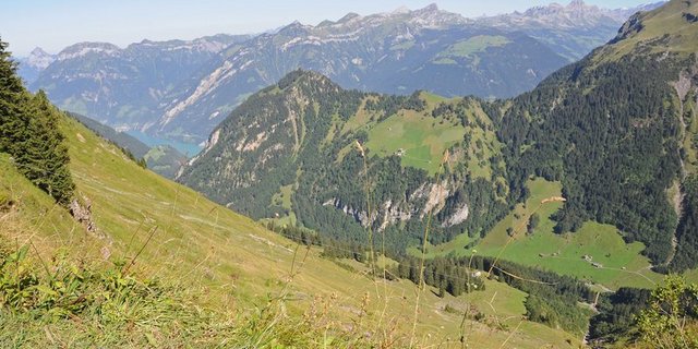Schön ist der Blick von der Alp ins Tal – nur wie kommt man da hoch? Besser nicht mit einer Materialseilbahn. (Bild BauZ)