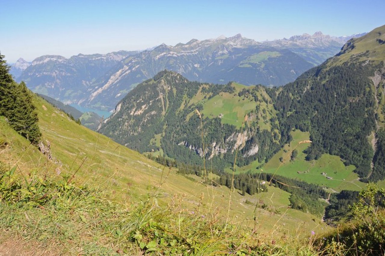 Schön ist der Blick von der Alp ins Tal – nur wie kommt man da hoch? Besser nicht mit einer Materialseilbahn. (Bild BauZ)