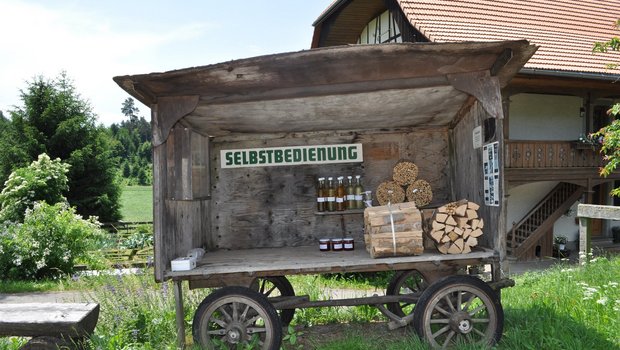 Selbstbedienungsstand bei einem Hof: 22 Prozent aller Landwirtschaftsbetriebe verkaufen Produkte direkt. (Bild Institut für Soziologie/Universität Bern)