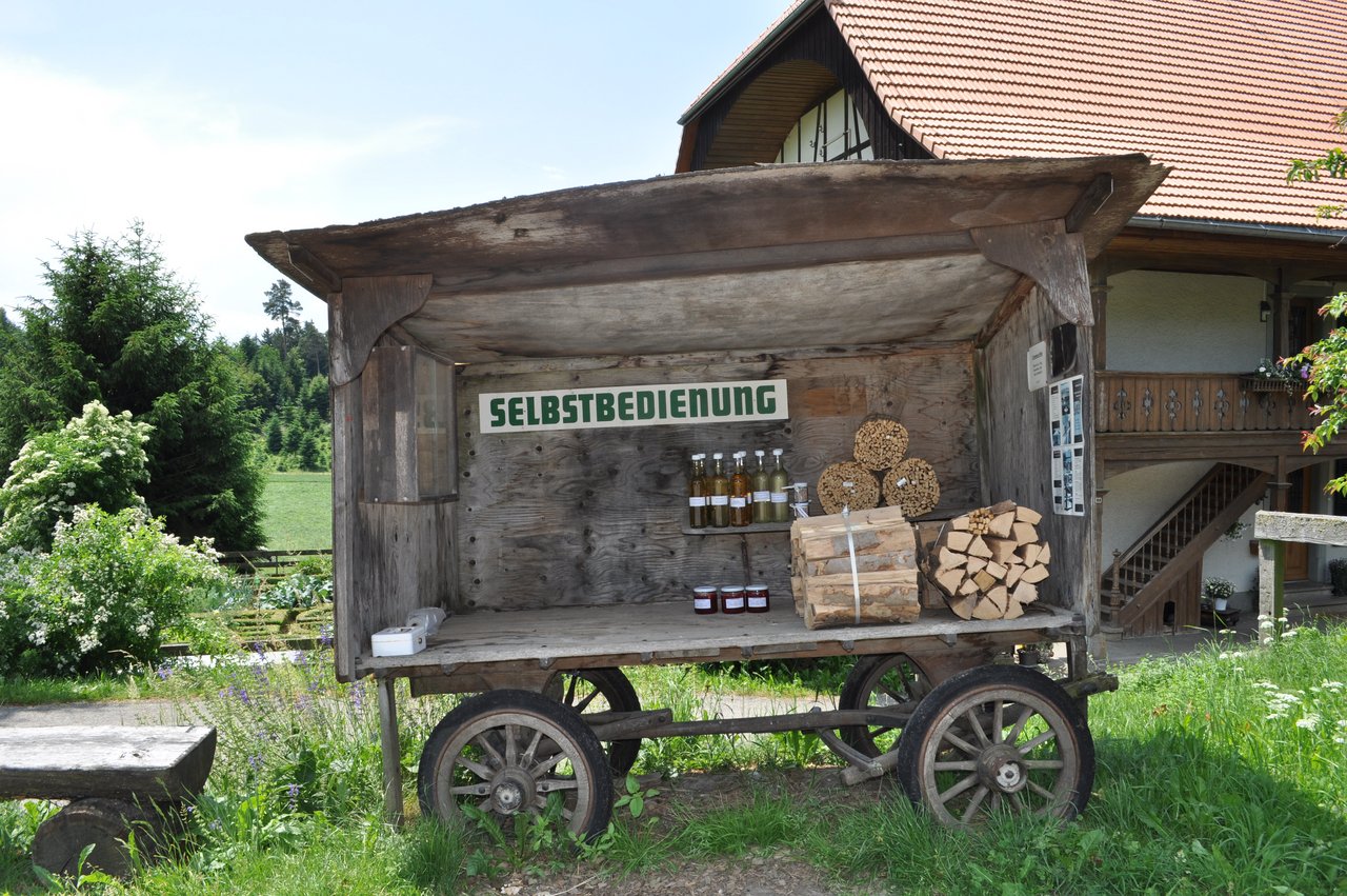 Selbstbedienungsstand bei einem Hof: 22 Prozent aller Landwirtschaftsbetriebe verkaufen Produkte direkt. (Bild Institut für Soziologie/Universität Bern)