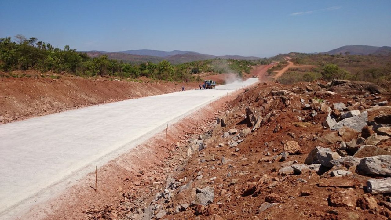 Die „Moderne“ frisst sich in den sambischen Busch. Strassenbau zwischen Bunga und Chirundu, einem wichtigen Gütertransitort an der Grenze zu Simbabwe. 