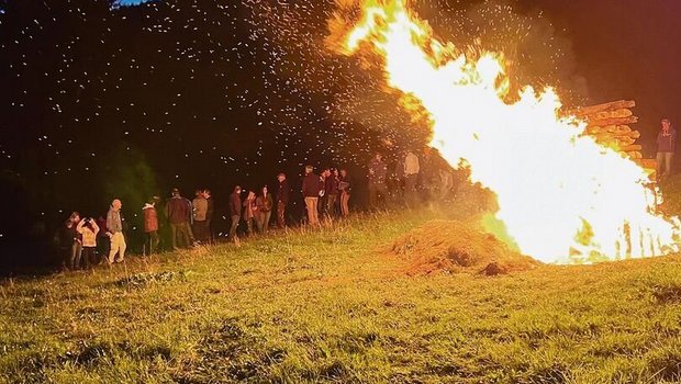 Rund 70 Bäuerinnen, Landwirte, Älpler und solidarische Frauen und Männer standen um das Mahnfeuer.