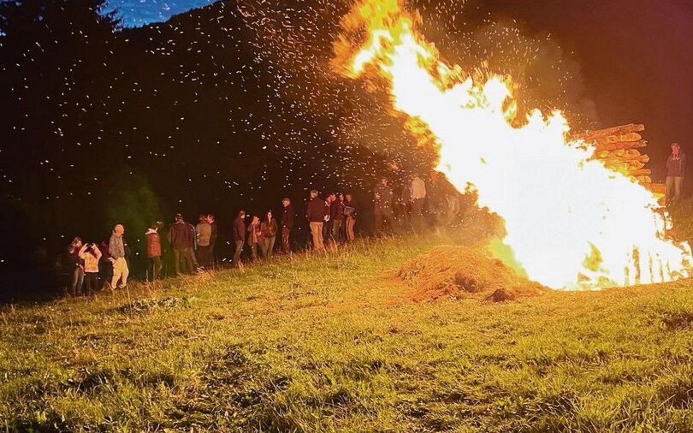Rund 70 Bäuerinnen, Landwirte, Älpler und solidarische Frauen und Männer standen um das Mahnfeuer.