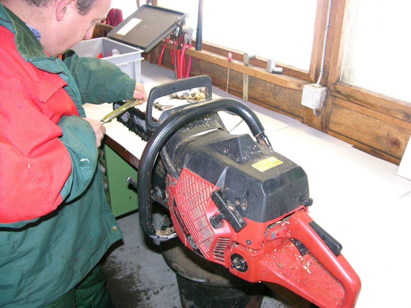 Es genügen oft wenige Feilstriche an der Kette und man hat wieder eine gute Schnittleistung. (Bild: BauZ)