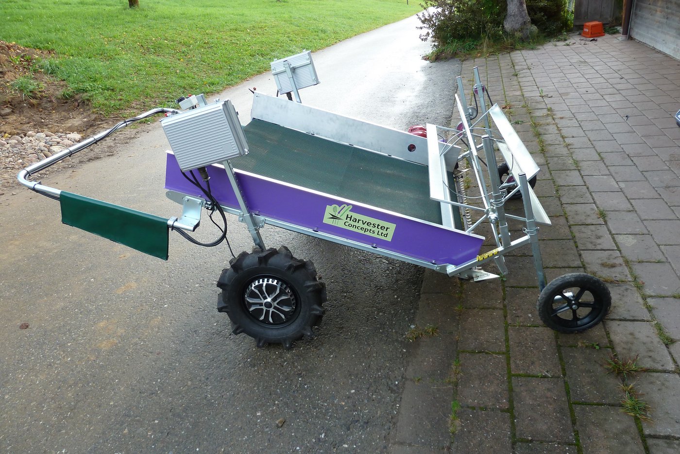 Diese Erntemaschine für Kräuter hat Joel Lehmann in Neuseeland gekauft. Dank der Haspel fällt weniger Erntegut zu Boden.