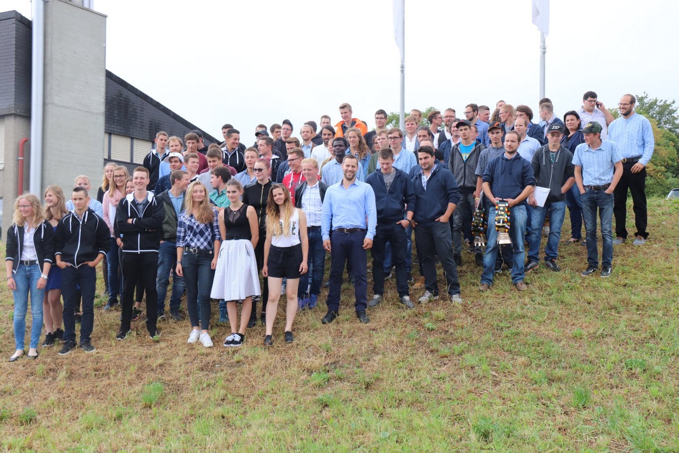 Landwirte EFZ, Agrarpaktier EBA und Obstfachleute: Das grosse Guppenbild nach der Abschlussfeier. (Bild Roland Müller)