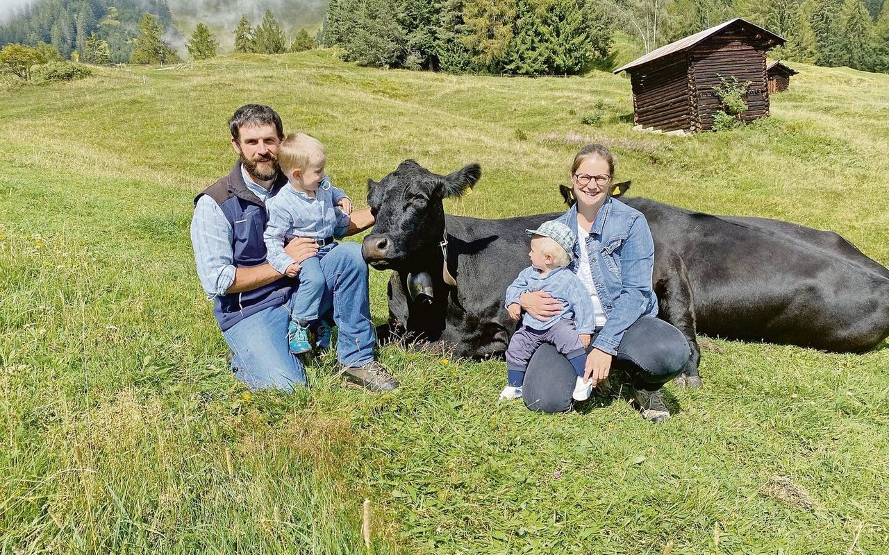 Hans-Andrea Patt und Maja Plump mit ihren Söhnen. Die Familie bewirtschaftet einen Berglandwirtschaftsbetrieb und setzt auf Angus-Mutterkühe, Legehennen und Freilandschweine. 