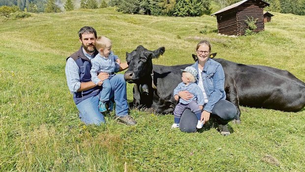 Hans-Andrea Patt und Maja Plump mit ihren Söhnen. Die Familie bewirtschaftet einen Berglandwirtschaftsbetrieb und setzt auf Angus-Mutterkühe, Legehennen und Freilandschweine. 