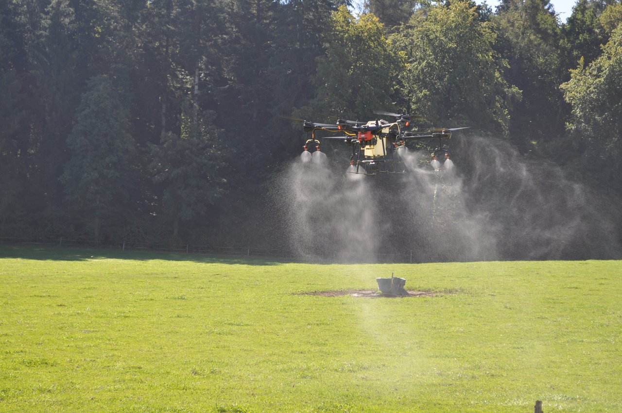 Eine Drohne unterwegs beim Sprühen.