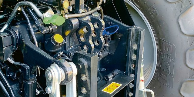 Brems- und Hydraulikanschlüsse hinten an einem Traktor. (Bild zVg)