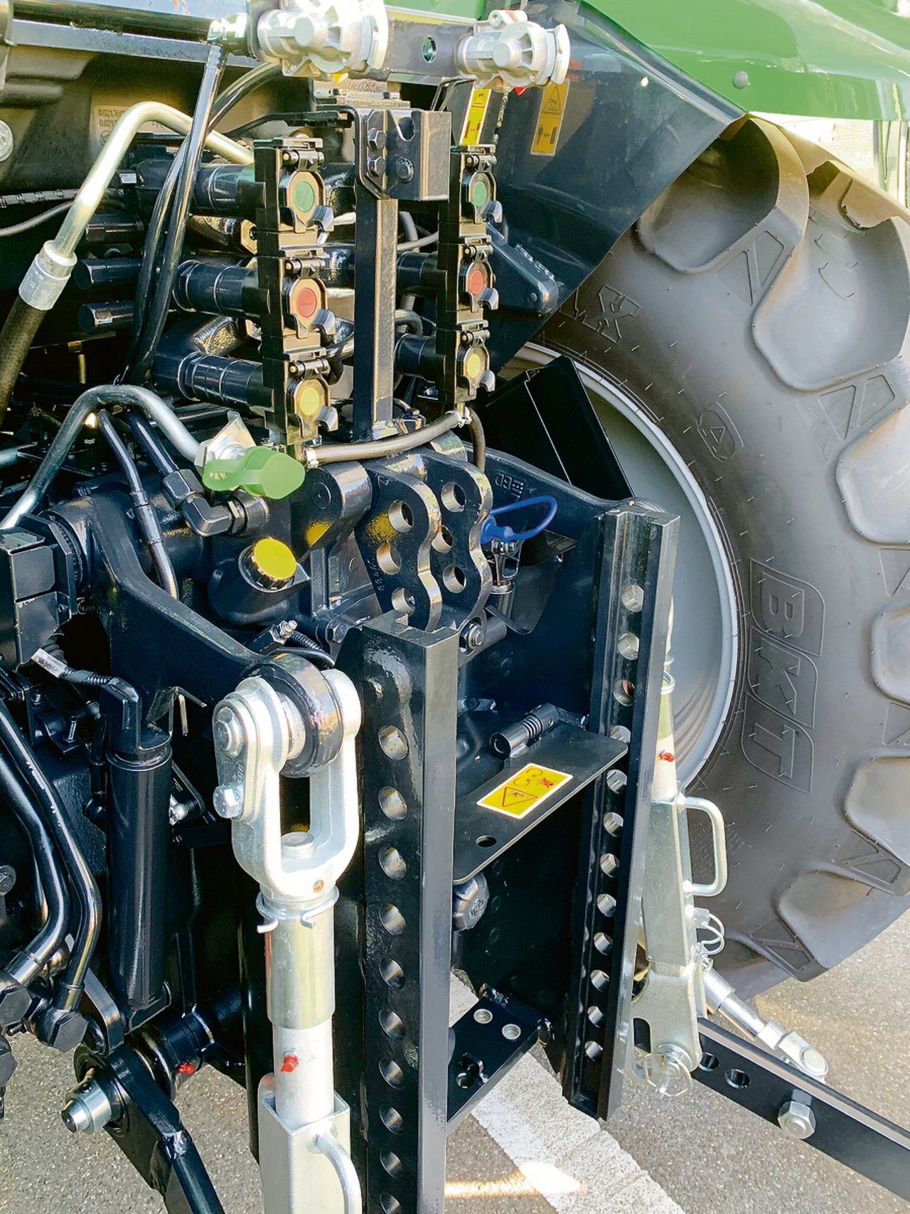 Brems- und Hydraulikanschlüsse hinten an einem Traktor. (Bild zVg)