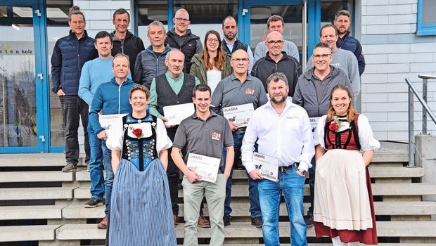 Nicolas Berger (hinten links) und Ronny Schweizer (hinten rechts) von Swissherdbook mit dem Präsidenten von Swissherdbook Solothurn, Daniel Schluep (hinten 3. v. r.), mit den Ehrendamen und den geehrten Züchter(innen) der 100 000er-Kühe. 