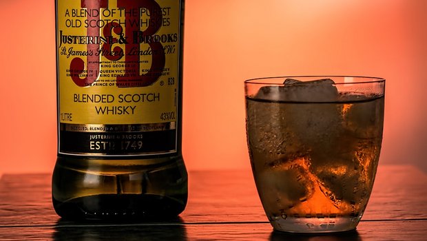 Der Mindestpreis für puren Alkohol in Schottland wurde umgerechnet auf etwa 60 Rappen pro zehn Milliliter festgelegt. (Symbolbild Pixabay)