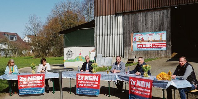 Die Mitglieder des Schaffhauser Komitees legen ihre Argumente dar (v. l. n. r.): Virginia Stoll, Nicole Herren, Hannes Germann, Christoph Graf, Hans-Peter Kern und Christian Müller.(Bild Christian Weber)