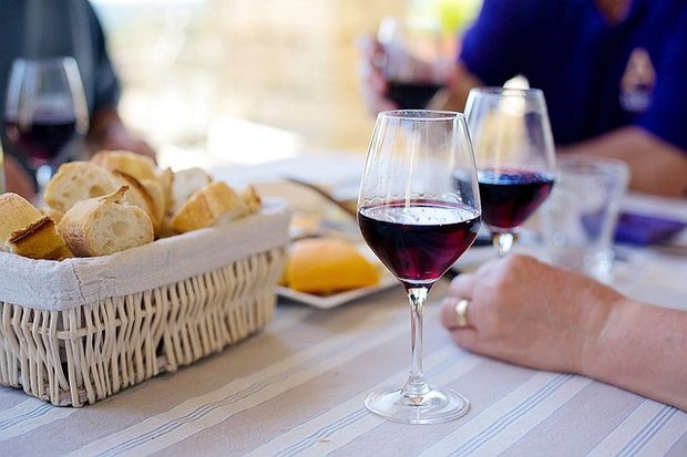 Wein muss sein – auch im Sinne einer Interessensvertretung der Weinbranche in Bundesbern. (Bild Pixabay)