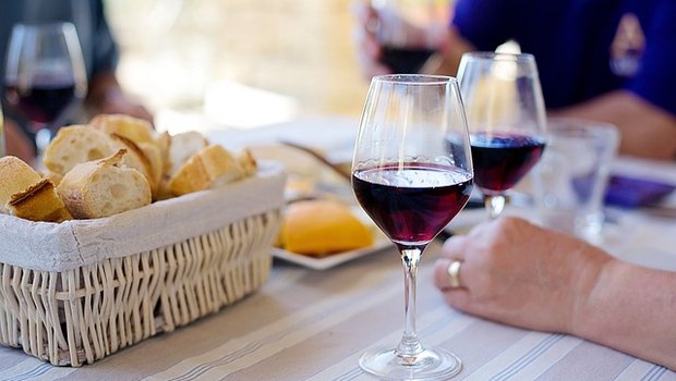 Eine 5-köpfige Weinlobby in Bundesbern Wein muss sein – auch im Sinne einer Interessensvertretung der Weinbranche in Bundesbern. (Bild Pixabay)