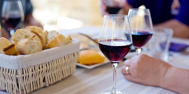 Wein muss sein – auch im Sinne einer Interessensvertretung der Weinbranche in Bundesbern. (Bild Pixabay)