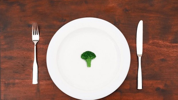 Eine Zeit lang bewusst weniger Nahrung zu sich zu nehmen, ist für viele nicht einfach, denn Essen hat viel auch mit der Psyche zu tun. Manchmal hilft ein sanfter Einstieg. 