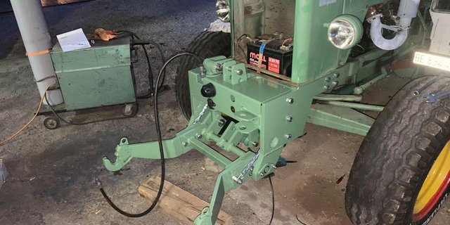 ndreas Gfeller aus Worb BE hat an seinen 1996-er Bührer eine Fronthydraulik angebaut. Natürlich musste diese auch im typischen Bührer-Grün lackiert werden. (Bilder Andreas Gfeller)