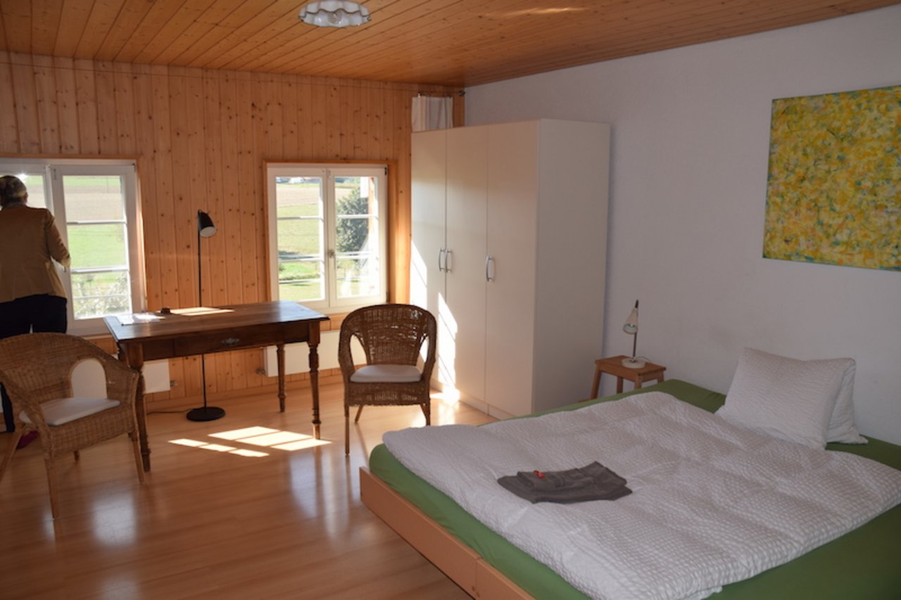 Auf dem Hof gibt es auch vier Gästezimmer. (Bild mos)