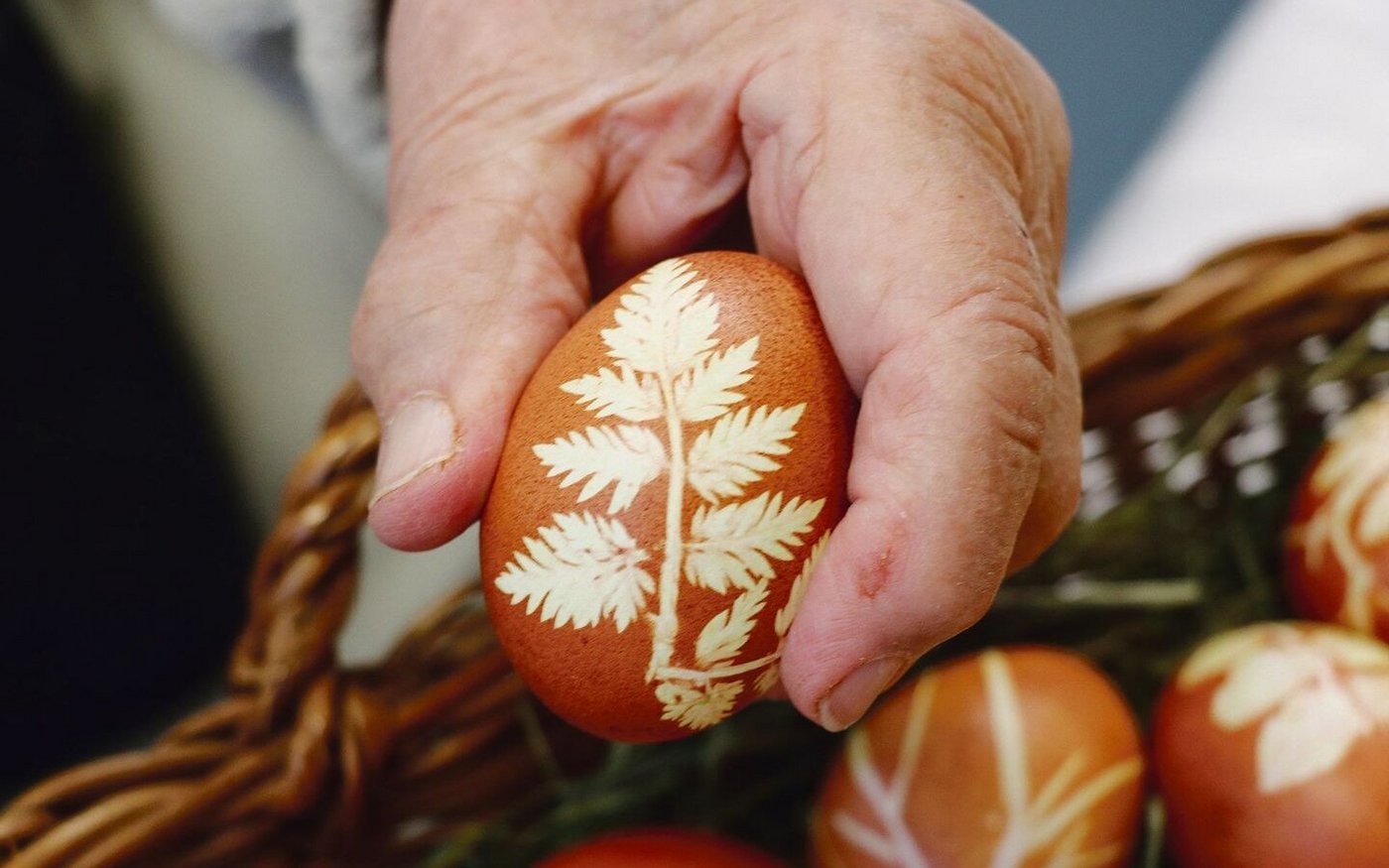 Mit der Nadel werden die Blättchen in Form gebracht: Die traditionell gefärbten Ostereier verkaufen sich gut.