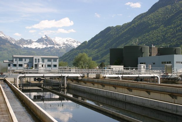 Auch wenn Abwasserreinigungsanlagen und Landwirte im Umgang mit Gülle mit einem ähnlichen Rohstoff arbeiten, lassen sich die beiden Systeme nur sehr bedingt vergleichen. (Bild Pixabay)