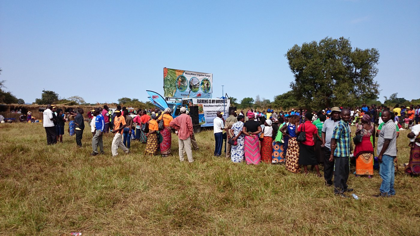 „Farming is my business – MoneyMaker Irrigation Pumps – Buy one today!“ Mit solchen Slogans lockt man auch hier die Leute an. Wobei das beworbene Produkt für einmal durchaus sinnvoll ist: ein Bewässerungssystem, das mit einer Tretpumpe betrieben wird.