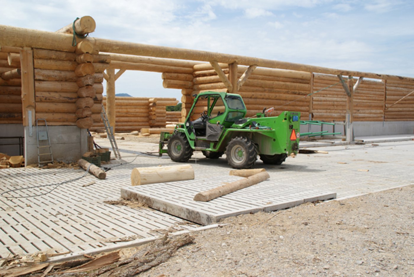 Zum Greifen nah: Ein Flugzeug im Landeanflug, vom Hof auf gesehen. Hier entsteht der neue, ...
