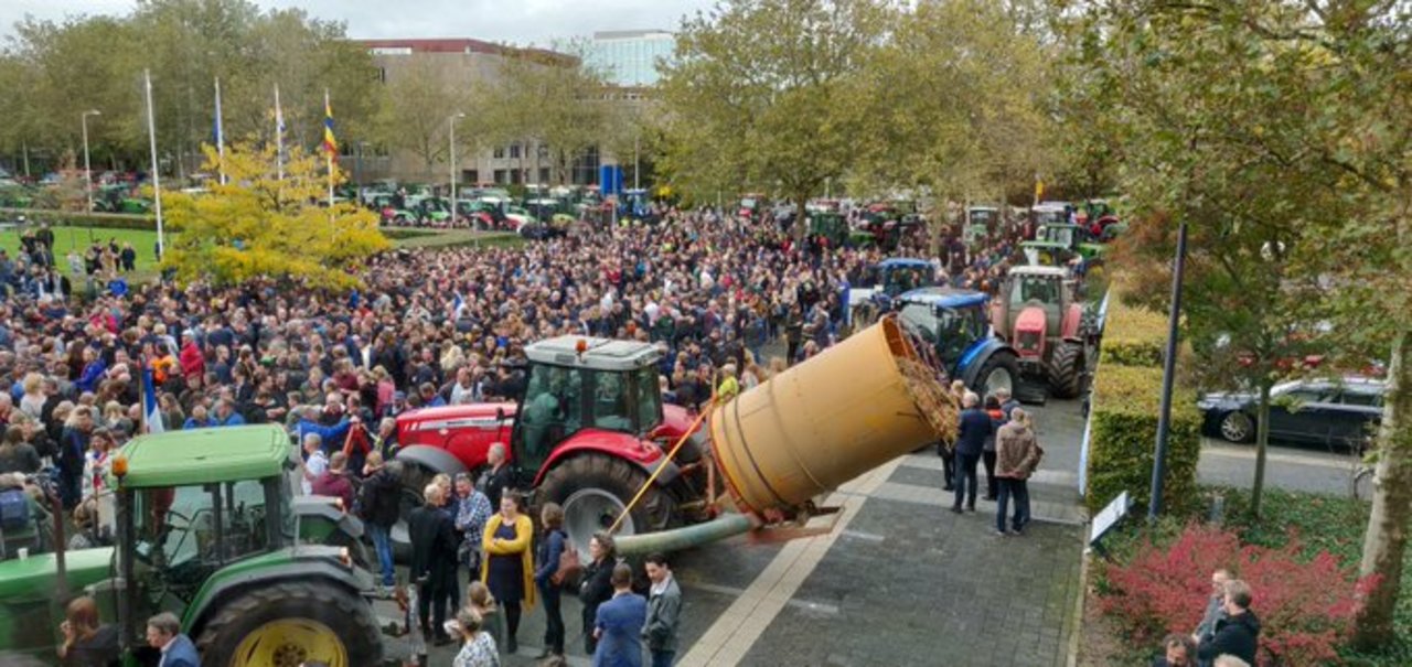 Bei den Protesten immer mit dabei: jede Menge Traktoren. Hier in der Provinzhauptstadt Zwolle. (Bild Twitter/ Jeffrey)