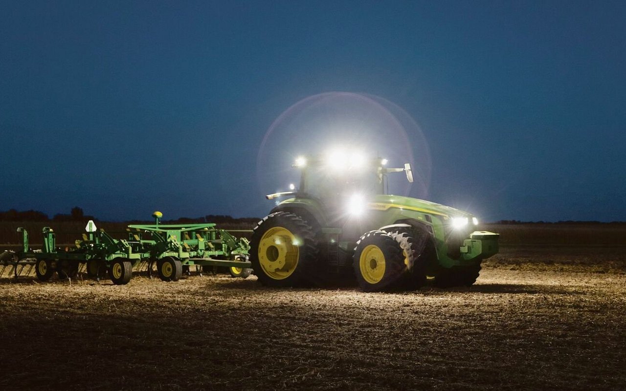 Weil der autonome Traktor für den Einsatz im Feld keinen Fahrer benötigt, kann er auch nachts arbeiten.