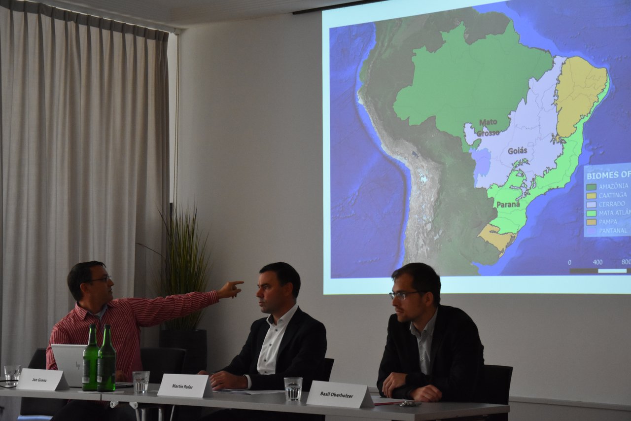 Der Studienverfasser Jan Grenz (links) erklärt an der Pressekonferenz das Soja-Hauptanbaugebiet in Brasilien. (Bild Bauernzeitung/Sera Jane Hostettler)