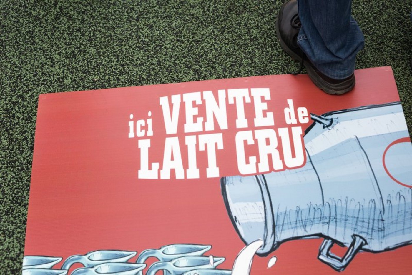 Eine Werbeplakat für den Rohmilchverkauf, das an einer Uniterre-Aktion zum Einsatz kam.