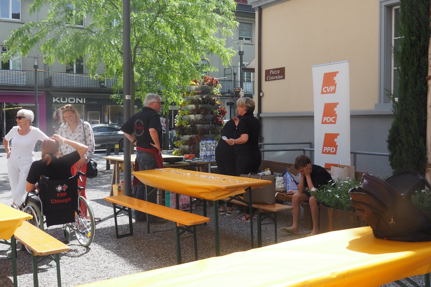 Die Vorbereitungen für das gemeinsame Mittagessen sind am Laufen.