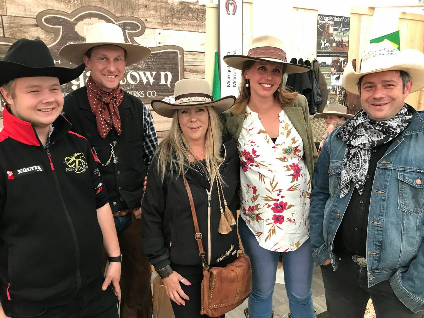 Wie im Wilden Westen: fröhliche Runde im Pferdezelt.