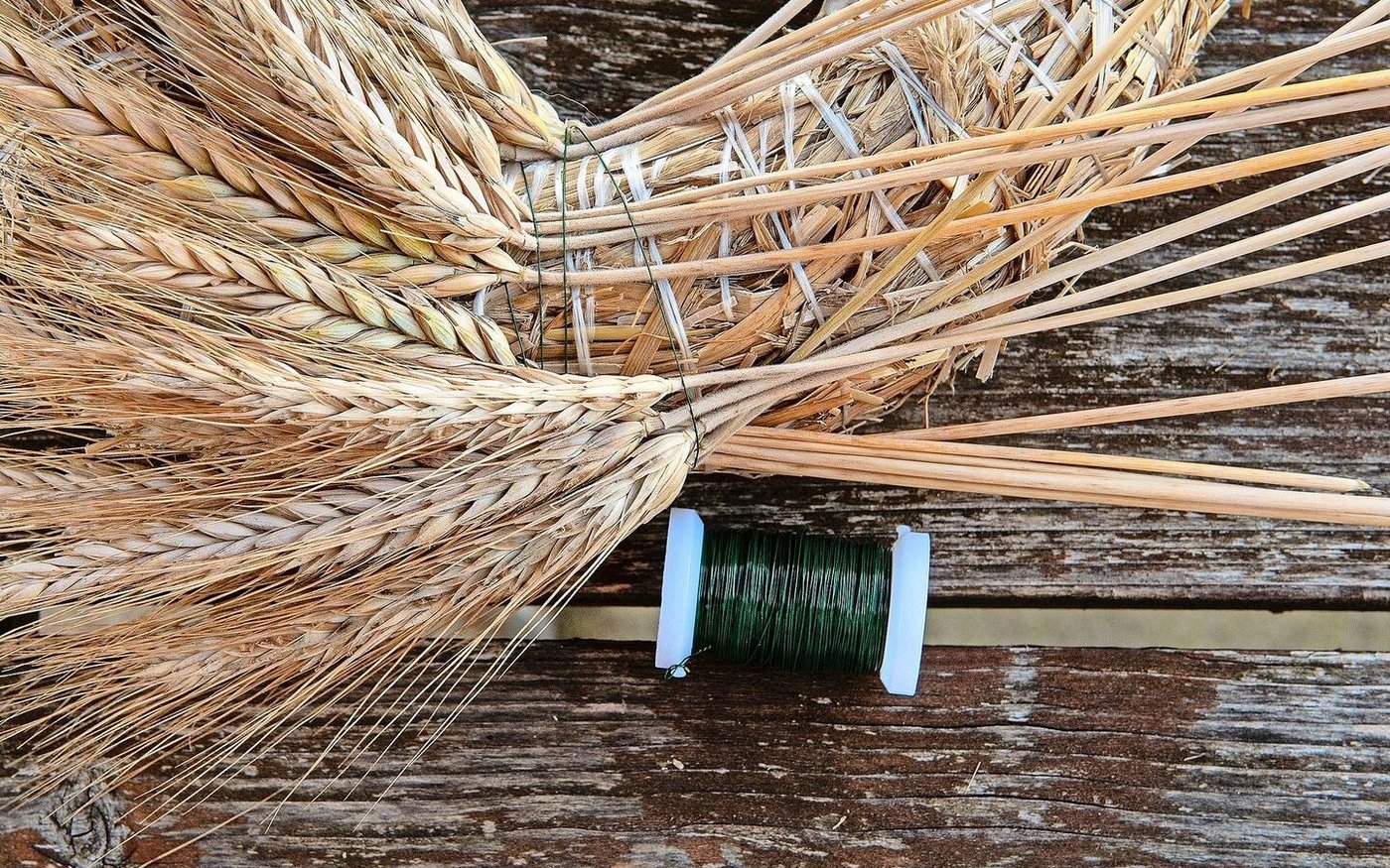 Die Ähren werden einige Zentimeter überlappend gebunden und jeweils mit mehreren Umwicklungen des Drahtes gehalten.