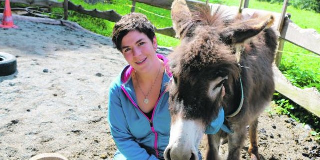 Eigentlich wollte Leandra Gertsch einen Geissbock kaufen. Mit zwei Eseln ist sie nach Hause gekommen. Auf dem Bild ist sie mit Wänni zu sehen. (Bild Sandra Joder)