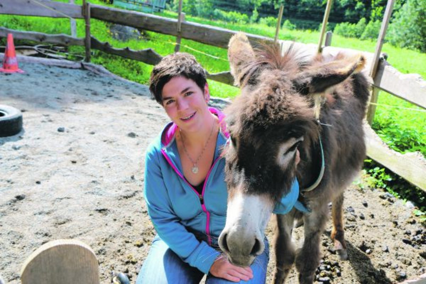 Eigentlich wollte Leandra Gertsch einen Geissbock kaufen. Mit zwei Eseln ist sie nach Hause gekommen. Auf dem Bild ist sie mit Wänni zu sehen. (Bild Sandra Joder)