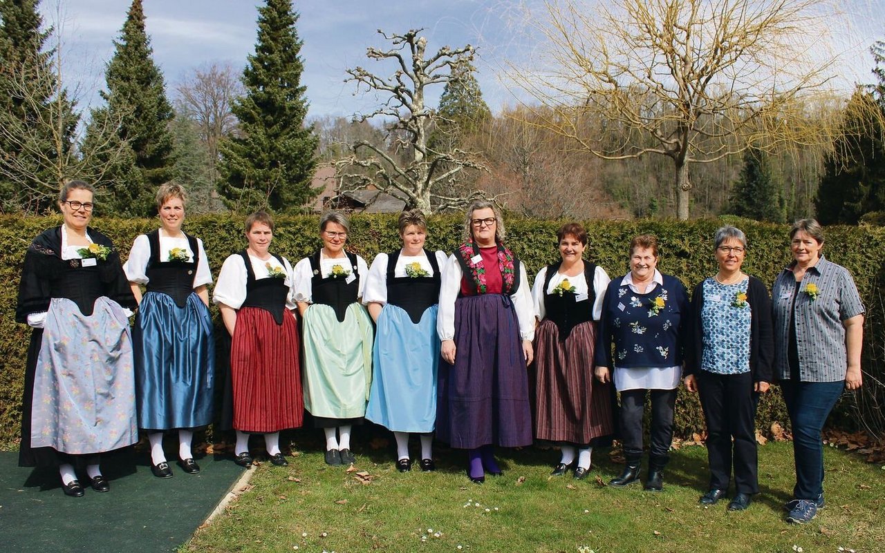 Der neu zusammengesetzte Vorstand (v. l. n. r.): Monika Schläppi, Marianne Hänni, Christine von Allmen, Hanni Reber, Monika Rufener, Heidi Glatthard, Beatrice Häni, Vreni Feller, Zita Thoma, Christine Hager.