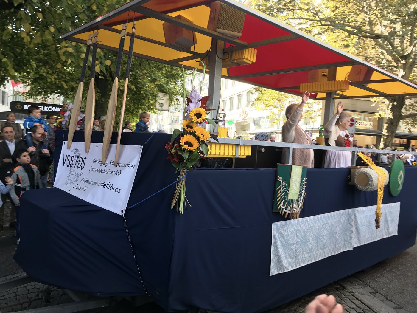 Die Vereinigung Schweizerischer Spitzenmacherinnen pflegt ein altes Kulturgut. In der Halle 9.1.2 hat sie auch einen Stand, wo das Klöppeln vorgeführt wird.