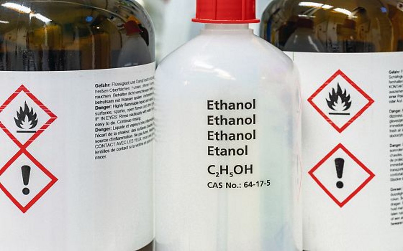 Ethanol findet in der Medizin verschiedene Verwendung. Zurzeit ist die Schweiz auf Importe angewiesen, was als nicht krisensicher angesehen wird. (Bild Bundesamt für wirtschaftliche Landesversorgung)