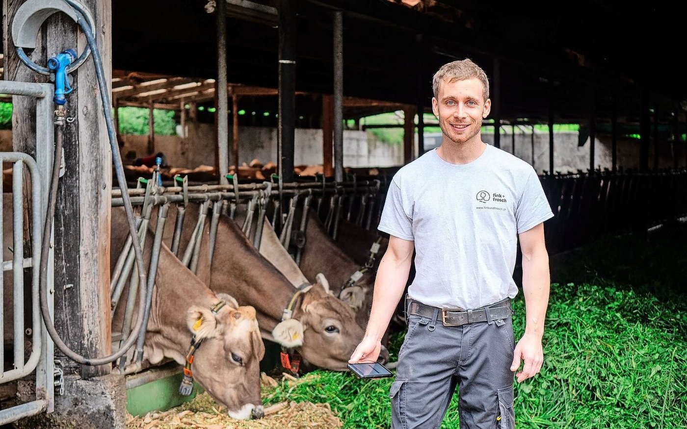 Andreas Pfister entwickelte die Birki-App, die mittlerweile viele Maschinen und Geräte auf dem Birkenhof steuert.