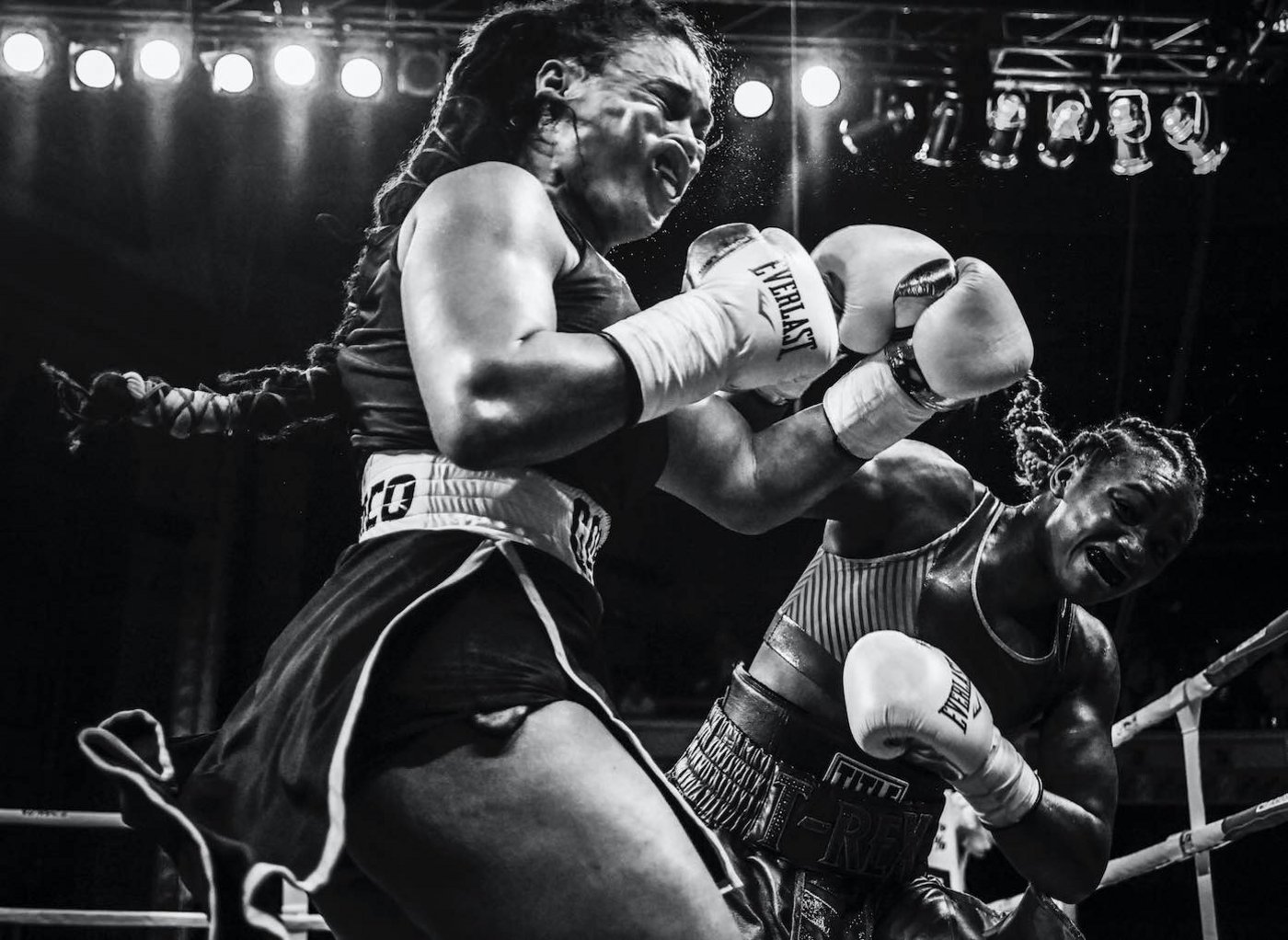 Olympiasiegerin Claressa Shields (rechts) im Boxkampf gegen Hanna Gabriels. Detroit, 22. Juli 2018.   © World Press Photo (Bild Terrell Groggins)