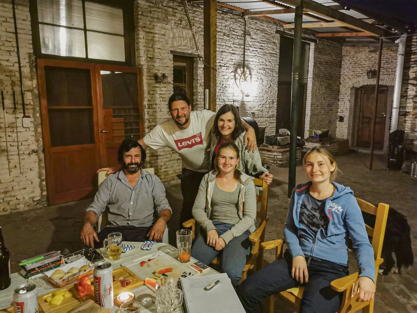 Egon Tschol hält seine Frau Bea im Arm; neben ihnen die beiden Töchter Lara und Fiona. Links im Bild, Segundo, ein Bekannter. (Bild Familie Tschol)