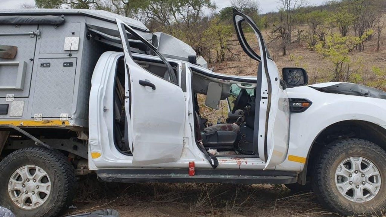 Schweizer bei Autounfall mit Giraffe in Südafrika verletzt. (Bilder Krüger Nationalpark)