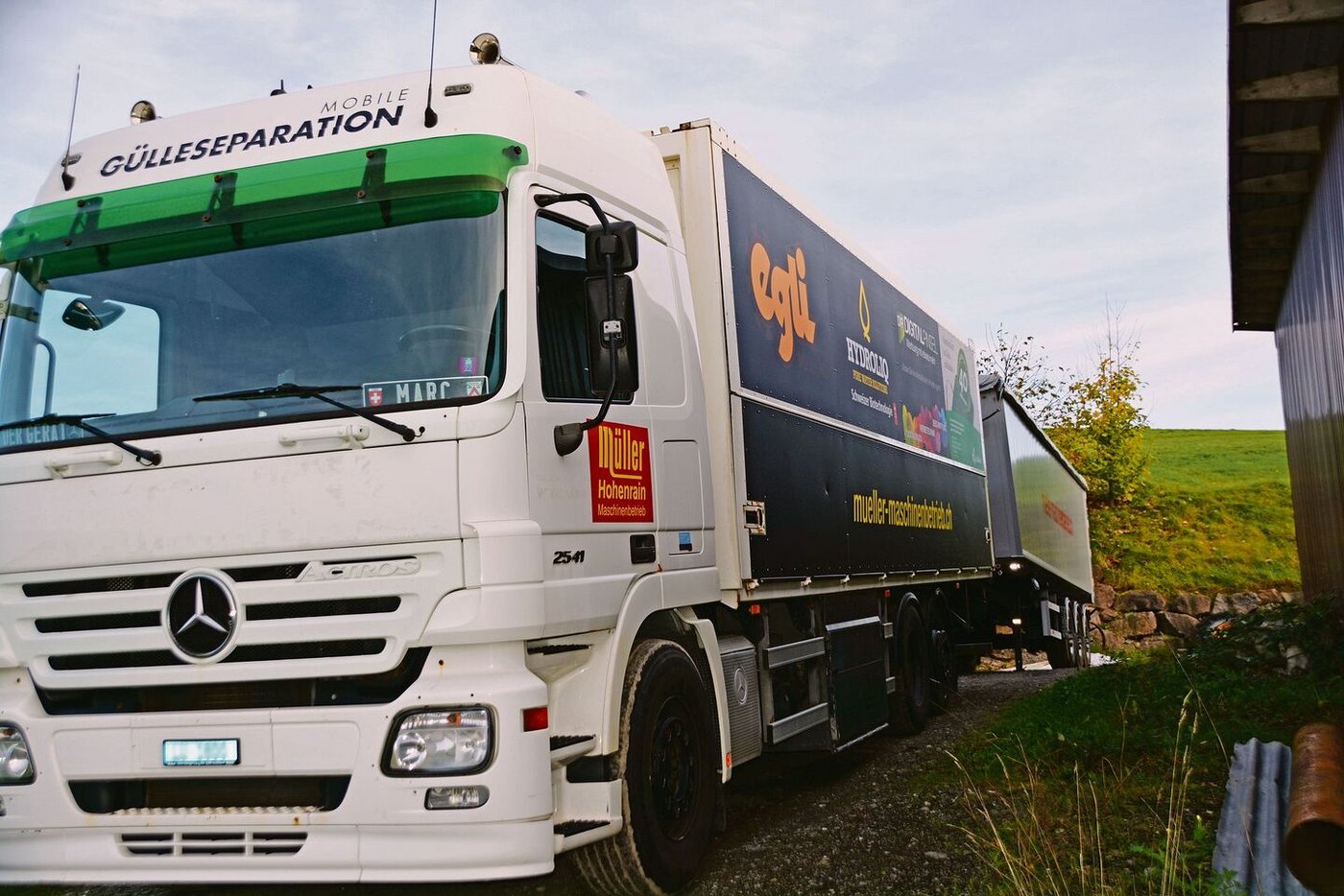 Die Technik zum Separieren der Gülle kommt per LKW.