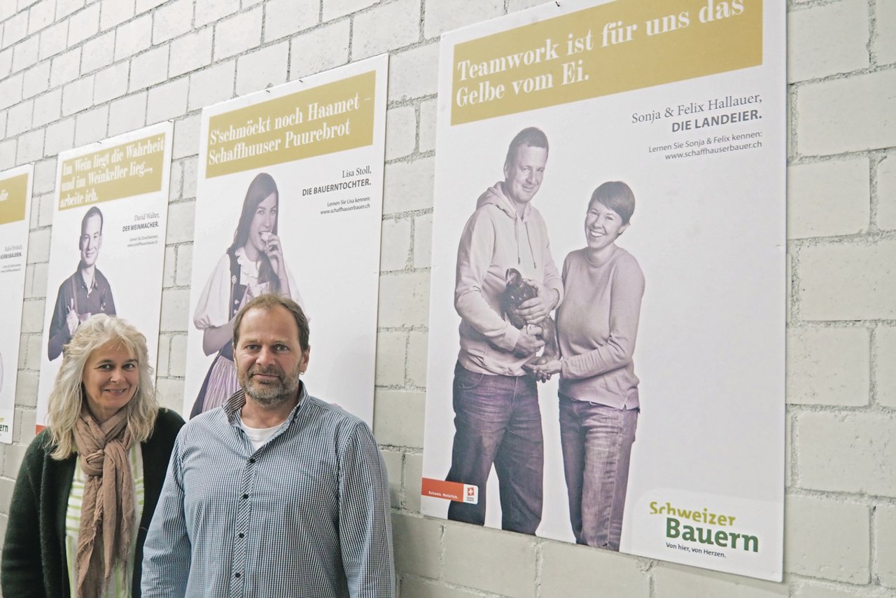 Virginia Stoll und Christoph Graf durften der Öffentlichkeit im Rahmen der Delegiertenversammlung erstmals die Plakate der Kampagne «BodenStändig – schaffhauserbauer.ch» präsentierten.(Bild Christian Weber)