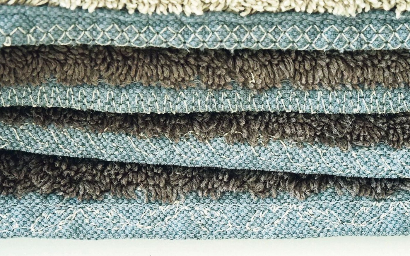 Fast schöner als vorher: Die ausgefransten Kanten der Frottée-Tücher wurden mit verschiedenen Zierstichen übernäht.