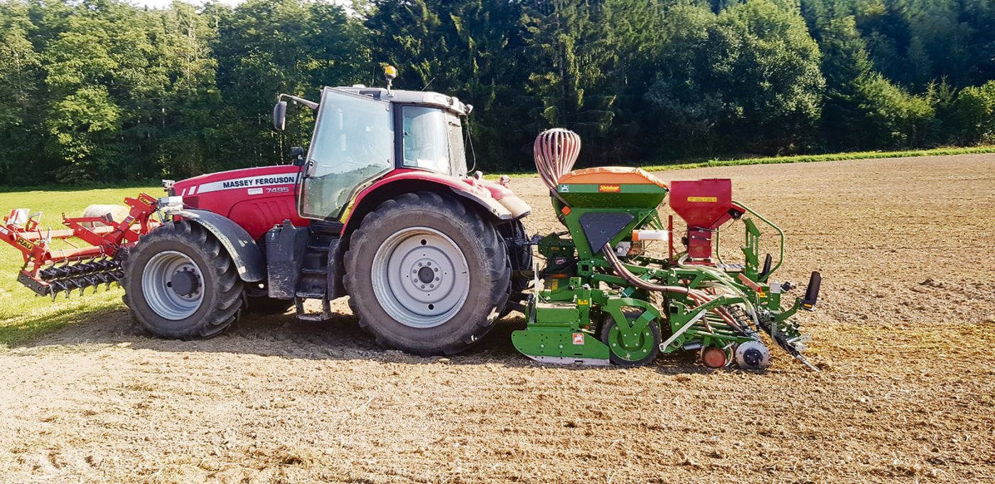 Markus Kneubühl hat die Untersaat in einem Durchgang mit Raps ausgesät – allerdings mit getrennten Säkästen. Dafür wurde der Säkombination ein Kummenacher aufgebaut.