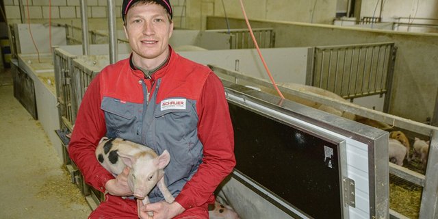 Junglandwirt und Agronom Simon Bernhard im Abferkelzimmer. Dort hat es Platz für 40 Sauen aus einem AFP-Ring, die Ferkel werden alle auf dem Betrieb ausgemästet.